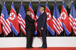Trump-kim-handshake2342